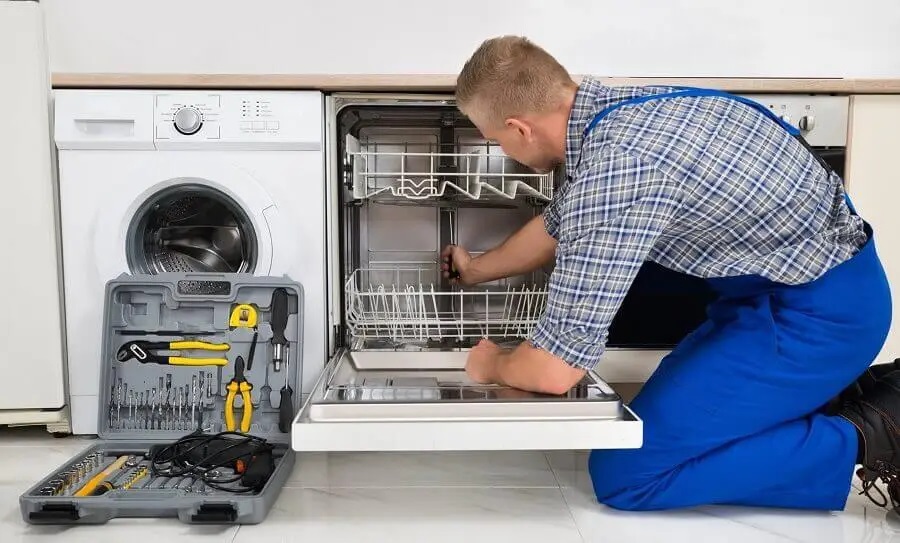 Adapazarı General servisi teknisyen ekibi beyaz eşya tamiri yaparken